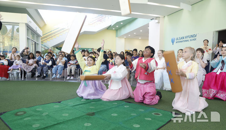 [울산=뉴시스] 배병수 기자 = 추석명절을 앞둔 16일 울산 동구 울산현대국제외국인학교 1층 로비에서 열린 추석 맞이 전통체험에 참가한 재학생들이 윷놀이를 하고 있다. 2026.09.16. bbs@newsis.com.