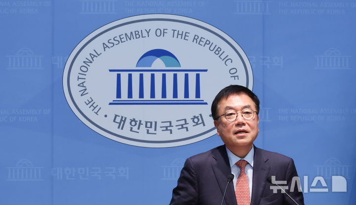[서울=뉴시스] 최진석 기자 = 서범수 국민의힘 의원이 16일 여의도 국회 소통관에서 당 중앙윤리위원회의 '당원권 정지 10개월' 징계에 대한 효력정지 가처분신청 관련 기자회견을 하고 있다. 2026.09.16. myjs@newsis.com