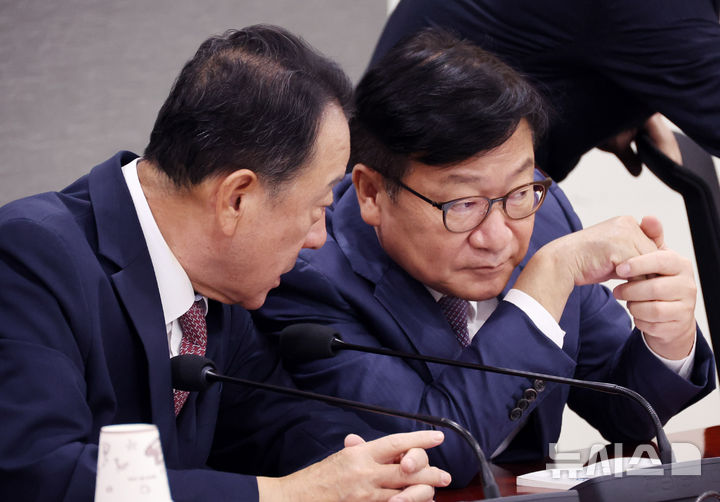 [서울=뉴시스] 최진석 기자 = 정점식(오른쪽) 국민의힘 원내대표가 지난 16일 여의도 국회 의원회관에서 열린 국회 보험범죄 방지 연구 포럼 발족식 및 세미나에서 엄태영 의원과 대화를 나누고 있다. 2026.09.16. myjs@newsis.com