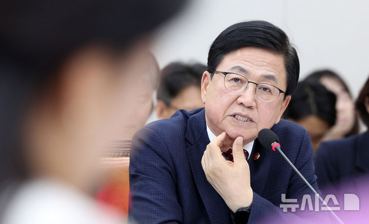 [서울=뉴시스] 고범준 기자 = 최교진 교육부 장관이 9월 16일 서울 여의도 국회에서 열린 교육위원회 전체회의에서 의원 질의에 답변하고 있다. 2026.09.16. bjko@newsis.com