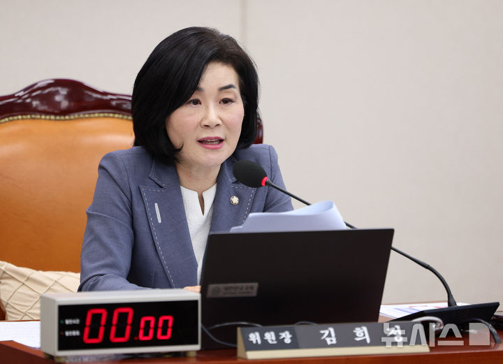 [서울=뉴시스] 고범준 기자 = 김희정 국회 교육위원회 위원장이 16일 서울 여의도 국회에서 열린 교육위원회 전체회의에서 발언하고 있다. 2026.09.16. bjko@newsis.com