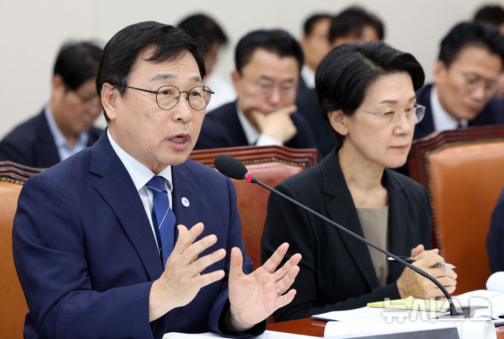 [서울=뉴시스] 고범준 기자 = 정근식 서울시교육감이 19월 6일 서울 여의도 국회에서 열린 교육위원회 전체회의 지방교육재정교부금법 일부개정법률안 공청회에서 의원 질의에 답변하고 있다. 2026.09.16. bjko@newsis.com