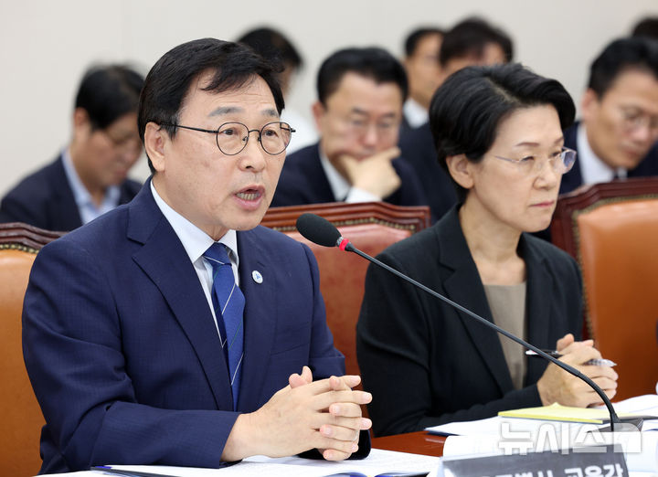 [서울=뉴시스] 고범준 기자 = 정근식 서울시교육감이 9월 16일 서울 여의도 국회에서 열린 교육위원회 전체회의 지방교육재정교부금법 일부개정법률안 공청회에서 의원 질의에 답변하고 있다. 2026.09.16. bjko@newsis.com