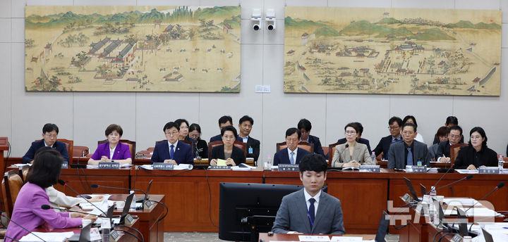 [서울=뉴시스] 고범준 기자 = 정근식(왼쪽 세번째) 서울시교육감 등이 16일 서울 여의도 국회에서 열린 교육위원회 전체회의 지방교육재정교부금법 일부개정법률안 공청회에 참석해 자리하고 있다. 2026.09.16. bjko@newsis.com