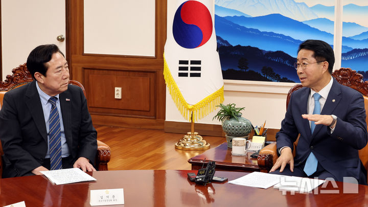 [서울=뉴시스] 최진석 기자 = 조정식 국회의장이 16일 여의도 국회에서 김기문 중소기업중앙회 회장을 비롯한 회장단과 접견하며 발언하고 있다. 2026.09.16. myjs@newsis.com