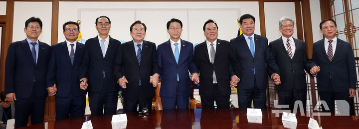 [서울=뉴시스] 최진석 기자 = 조정식(가운데) 국회의장이 16일 여의도 국회에서 김기문(왼쪽 네번째) 중소기업중앙회 회장을 비롯한 회장단과 접견하며 기념촬영하고 있다. 2026.09.16. myjs@newsis.com