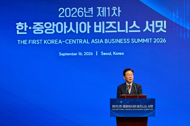 [서울=뉴시스] 조성봉 기자= 이재명 대통령이 16일 서울 중구 웨스틴조선 그랜드볼룸에서 열린 제1회 한·중앙아시아 비즈니스 서밋에서 연설을 하고 있다.(사진=청와대 제공) 2026.09.16. photo@newsis.com *재판매 및 DB 금지