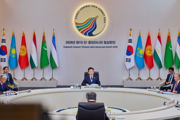 [서울=뉴시스] 조성봉 기자= 이재명 대통령이 16일 서울 중구 롯데호텔에서 열린 2026년 제1차 한·중앙아시아 정상회의에서 개회사를 하고 있다.(사진=청와대 제공) 2026.09.16. photo@newsis.com *재판매 및 DB 금지