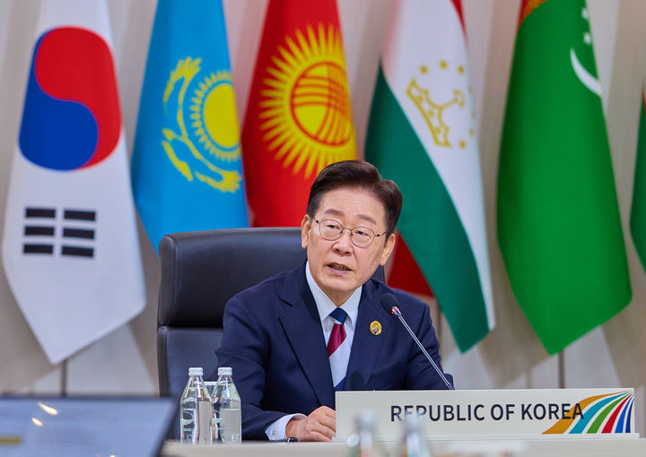 [서울=뉴시스] 조성봉 기자= 이재명 대통령이 16일 서울 중구 롯데호텔에서 열린 2026년 제1차 한·중앙아시아 정상회의에서 개회사를 하고 있다.(사진=청와대 제공) 2026.09.16. photo@newsis.com *재판매 및 DB 금지