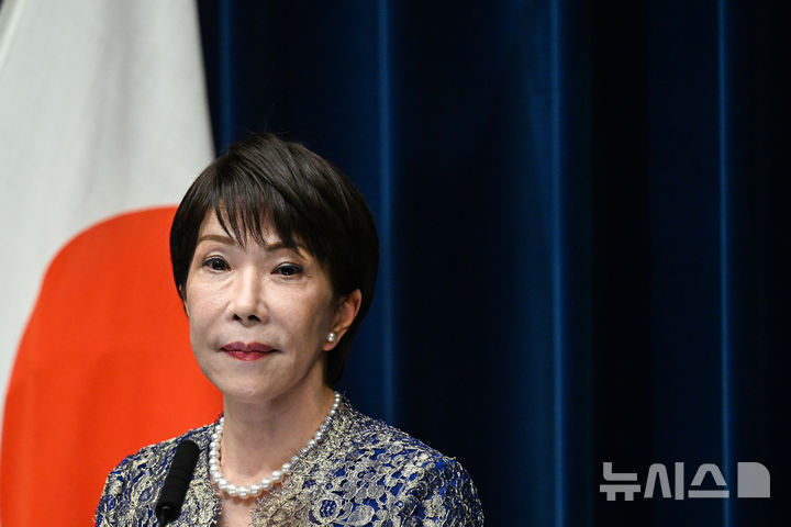 [도쿄=AP/뉴시스] 러시아가 일본인 기자를 체포한 사건과 관련 다카이치 사나에(高市早苗) 일본 총리는 일본 정부가 러시아에서 스파이 활동을 하고 있냐는 질문에 "그런 사실은 없다"고 못 박았다. 사진은 다카이치 총리가 지난달 17일 도쿄 총리 관저에서 기자회견을 가지고 있는 모습. 2026.10.15.