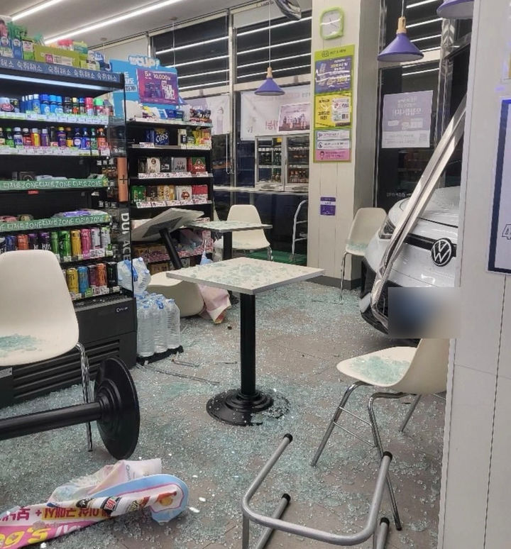 [전남광주=뉴시스] 지난 16일 오후 11시께 전남광주 북구 운암동 한 편의점에 승용차가 돌진했다. (사진=SNS 캡처) 2026.09.17. photo@newsis.com *재판매 및 DB 금지