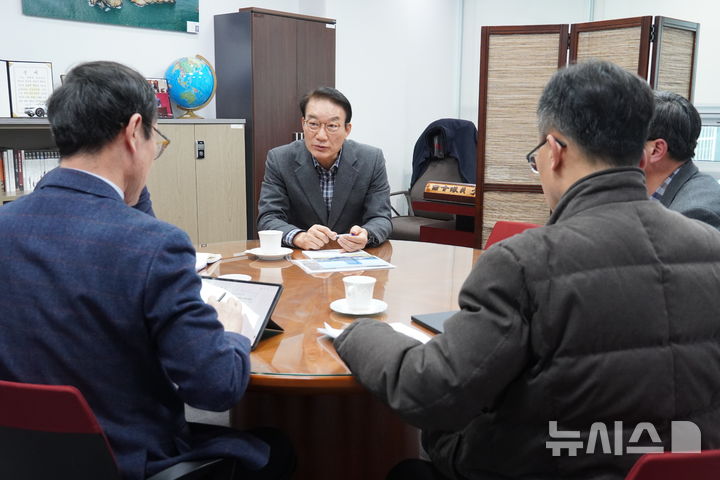 [거제=뉴시스] 신정철 기자= 경남 거제시 지역의 공동주택 거주 주민들이 지난 8월 극한 호우로 피해를 입고도 지원 대상에서 제외되었던 '침수 공동주택 급수설비 복구비'를 17일, 이 지역 서일준 국회의원의 노력으로 25개소의 급수설비 복구비 약20억 9000만원 지원이 확정됐다.사진은 서일준 의원의 의정활동 모습.(사진=뉴시스DB).2026.09.17. sin@newsis.com