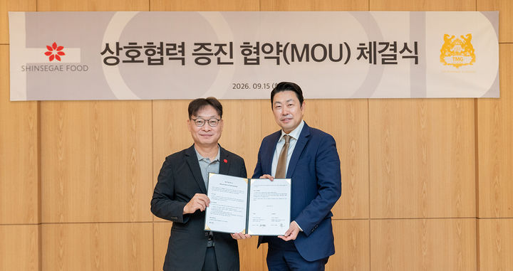 [서울=뉴시스] 15일 서울 성동구 신세계푸드 본사에서 임형섭 신세계푸드 대표(왼쪽)와 김재원 티엠지홀딩스 대표(오른쪽)가 프리미엄 원재료를 활용한 상품 개발 및 유통 확대를 위한 업무협약을 체결했다. (사진=신세계푸드 제공) *재판매 및 DB 금지