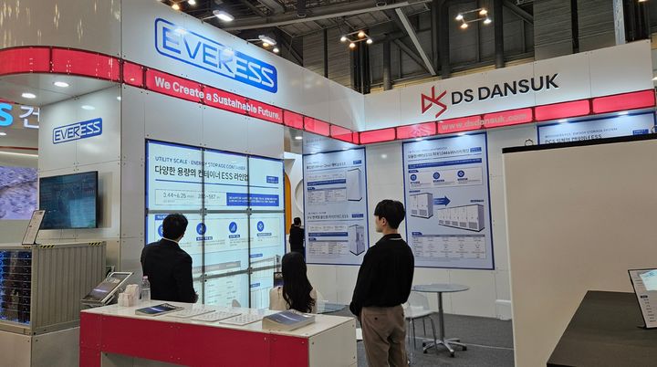 DS단석 R&D센터 관계자가 '2026 국제환경에너지산업전(ENTECH)'에서 참관객에게 신규 ESS 제품을 설명하고 있다. (사진=DS단석) *재판매 및 DB 금지