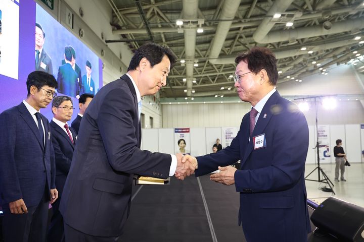 '2026년 경상남도 고용우수기업' 인증서 수여식. (왼쪽부터) 조갑래 비에이치아이 상무이사, 박완수 경남도지사. (사진=비에이치아이) *재판매 및 DB 금지
