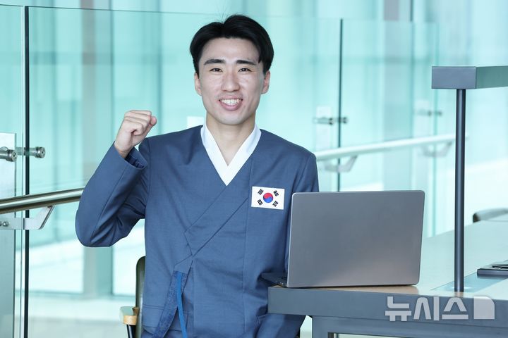[서울=뉴시스]LG유플러스 구성원이 국제기능올림픽 클라우드컴퓨팅 종목 한국 대표팀 감독 및 국제지도위원으로 나선다. 사진은 중국 상하이에서 열리는 제48회 국제기능올림픽 클라우드컴퓨팅 종목 국제지도위원으로 참가하는 LG유플러스 UCube DAX팀 소속 배주혁 기술책임. (사진=LG유플러스 제공)