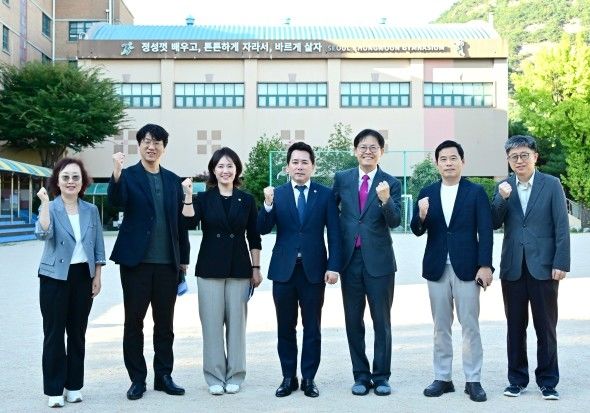 [서울=뉴시스] 임만균 서울특별시의회 의장(왼쪽에서 네 번째)이 16일(수) 윤선희 의원(왼쪽에서 세 번째, 민주당·종로1)과 함께 청운초등학교 수영장 현장점검을 마치고 기념사진을 촬영하고 있다. (사진=서울시의회 제공) 2026.09.17. photo@newsis.com *재판매 및 DB 금지