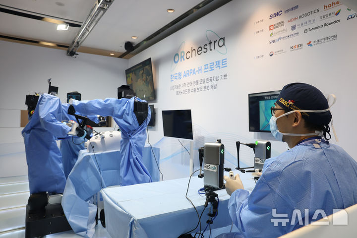 [서울=뉴시스] 오남기 삼성서울병원 이식외과 교수가 휴머노이드 수술보조로봇으로 시연을 하고 있다. (사진= 삼성서울병원 제공) 