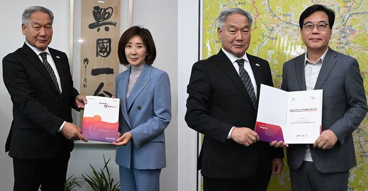 [대전=뉴시스] 이용우충남 부여군수가 16일 국회를 방문해 국민의힘 나경원, 송언석 의원을 만나 현안사업 지원을 건의한 뒤 기념사진을 찍고 있다. (사진= 부여군 제공) 2026.09.17 . photo@newsis.com&nbsp; *재판매 및 DB 금지