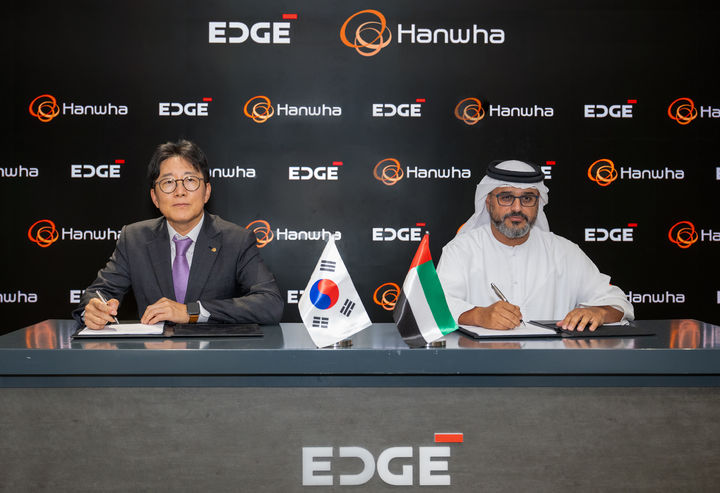 [서울=뉴시스] 양기원 한화시스템 대표(왼쪽)와 하마드 알 마라르 에지그룹 최고경영자(CEO)가 15일(현지시간) 아랍에미리트에서 기념 촬영하는 모습. (사진=한화시스템) 2026.09.17 photo@newsis.com *재판매 및 DB 금지 *재판매 및 DB 금지