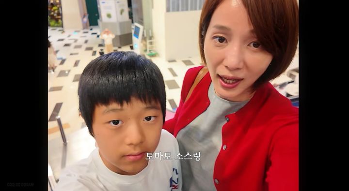 [서울=뉴시스] 허양임과 고승재 군이 함께 브이로그를 찍고 있는 모습이다 (사진=허양임 유튜브 캡처) 2026.09.17. photo@newsis.com *재판매 및 DB 금지