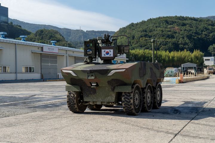 [창원=뉴시스] 14일 경남 창원 한화에어로 창원2사업장에서 주행 시연을 선보이고 있는 다목적 무인차량 아리온스멧. (사진=한화에어로 제공) 2026.09.17. photo@newsis.com *재판매 및 DB 금지