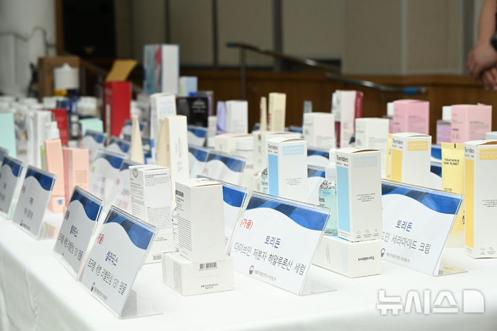 [서울=뉴시스] 중국에서 제조한 가짜 화장품 등을 국내로 불법 유통한 혐의를 받는 브로커가 검찰에 넘겨졌다. (사진=식약처 제공) 2026.09.17. photo@newsis.com