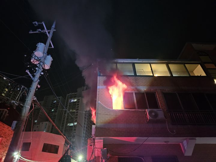 [부산=뉴시스] 부산 부산진구의 한 다가구주택에서 불이 났다. (사진=부산소방재난본부 제공) 2026.09.17. photo@newsis.com *재판매 및 DB 금지