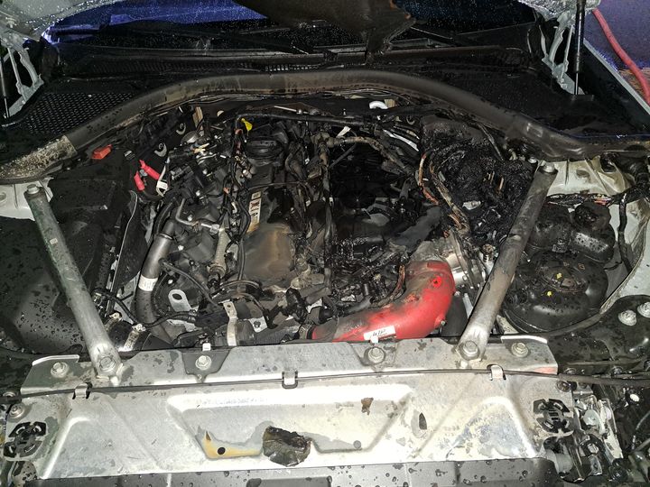 [부산=뉴시스] 부산 사상구에서 주행 중인 승용차 엔진룸에서 불이 났다. (사진=부산소방재난본부 제공) 2026.09.17. photo@newsis.com *재판매 및 DB 금지