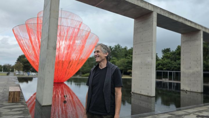  [사진=박현주 미술전문기자]프랑스 작가 피에르 파브르(Pier FABRE)가 17일 제주도립미술관에서 열린 2026 제주비엔날레 현장에 설치된 자신의 작품 ‘Jeju lava’(2026) 앞에 서 있다. 2026.09.17. hyun@newsis.com *재판매 및 DB 금지