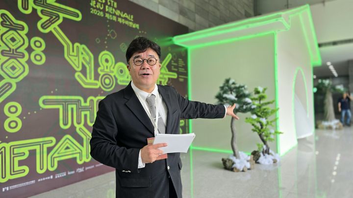 [사진=박현주 미술전문기자]이종후 2026 제주비엔날레 예술감독이 17일 제주도립미술관에서 전시 주제 ‘허끄곡 모닥치곡 이야홍: 변용의 기술’과 출품작을 설명하고 있다. 2026.09.17. hyun@newsis.com *재판매 및 DB 금지