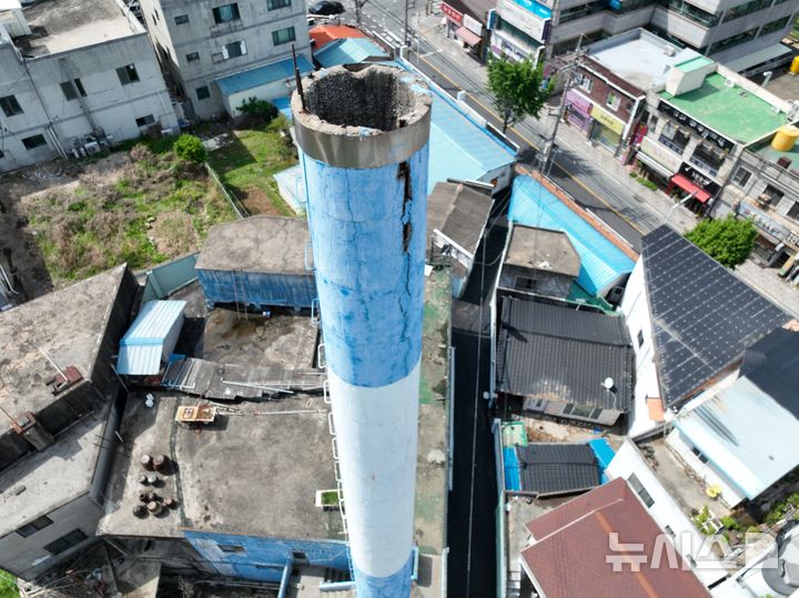 [김해=뉴시스] 노후굴뚝 정비사업 자료사진. (사진=김해시 제공). 2026.09.17. photo@newsis.com