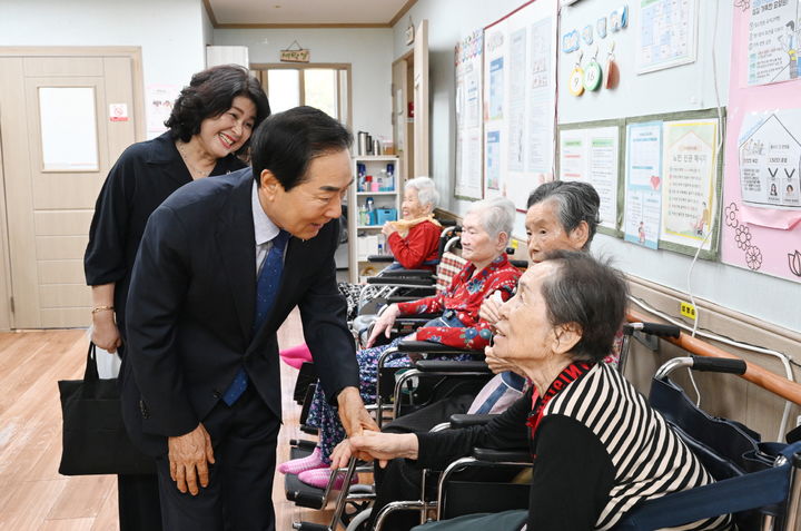 [창녕=뉴시스] 안지율 기자 = 성낙인 군수가 부곡온천요양원을 방문해 어르신들을 격려하고 있다. (사진= 창녕군 제공) 2026.09.17. photo@newsis.com *재판매 및 DB 금지