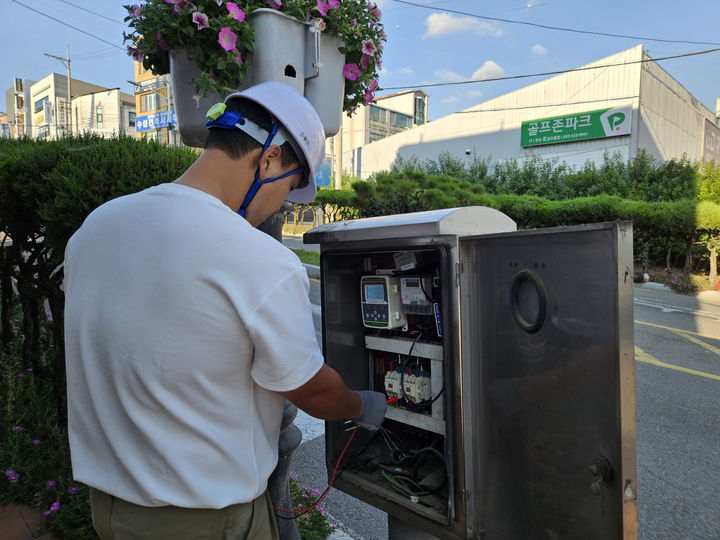 [창녕=뉴시스] 안지율 기자 = 주간 점검반이 가로등 시설을 점검하고 있다. (사진= 창녕군 제공) 2026.09.17. photo@newsis.com *재판매 및 DB 금지