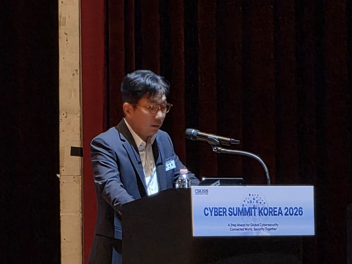 [서울=뉴시스] 박은비 기자 = 김유원 네이버클라우드 대표가 17일 국가정보원이 주최하는 사이버서밋코리아(CSK) 2026 기조연설에서 발표했다. 2026.09.17. silverline@newsis.com *재판매 및 DB 금지