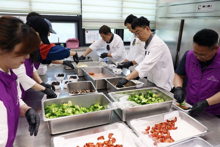 강원랜드는 지난 16일 남면 정선지역자활센터에서 ‘셰프와 함께하는 행복한 음식 나눔’ 봉사활동을 전개하고 있다.(사진=강원랜드 제공) *재판매 및 DB 금지