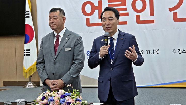 [공주=뉴시스] 송승화 기자 = 질문에 답하는 (왼쪽)박수현 충남도지사. 2026.09.17. ssong1007@newsis.com *재판매 및 DB 금지