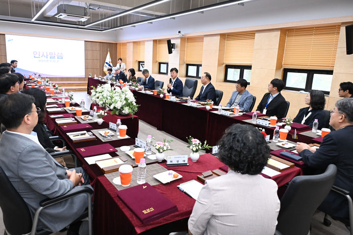 [안산=뉴시스] 이민근 경기 안산시장이 15일 안산시청 제1회의실에서 열린 '2026년 하반기 학교시설 개방 활성화 실무협약식'에서 인사말을 하고 있다.. (사진=안산시 제공) 2026.09.17. photo@newsis.com *재판매 및 DB 금지