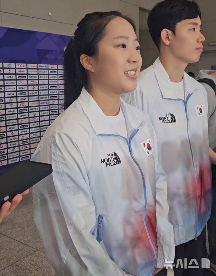 [인천공항=뉴시스] 김진엽 기자= 탁구 간판스타 신유빈이 17일 오전 인천국제공항에서 2026 아이치·나고야 아시안게임 한국 선수단 본진 출국 전 취재진의 질문에 답하고 있다. wlsduq123@newsis.com 2026.09.17. 