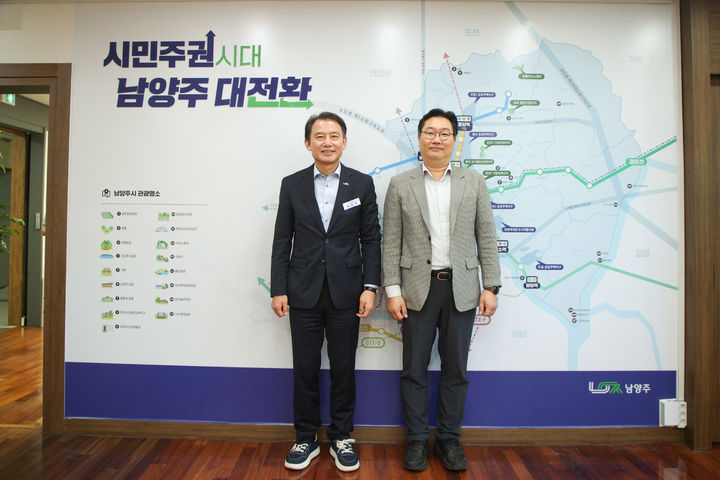 남양주시를 방문한 한석우 KOTRA 경기북부지원본부장이 최현덕 남양주시장과 기념촬영을 하고 있다. (사진=남양주시 제공) photo@newsis.com *재판매 및 DB 금지