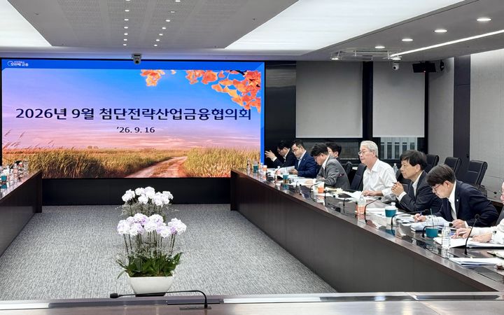 16일 서울 중구 우리금융그룹 본사에서 임종룡 회장(가운데) 주재로 9월 첨단전략산업금융협의회가 열리고 있다. (사진=우리금융 제공) *재판매 및 DB 금지