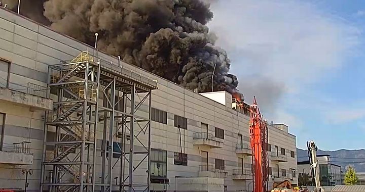 [구미=뉴시스] 방위산업체 건물 옥상서 불. (사진=경북소방본부 제공) 2026.09.17 photo@newsis.com *재판매 및 DB 금지
