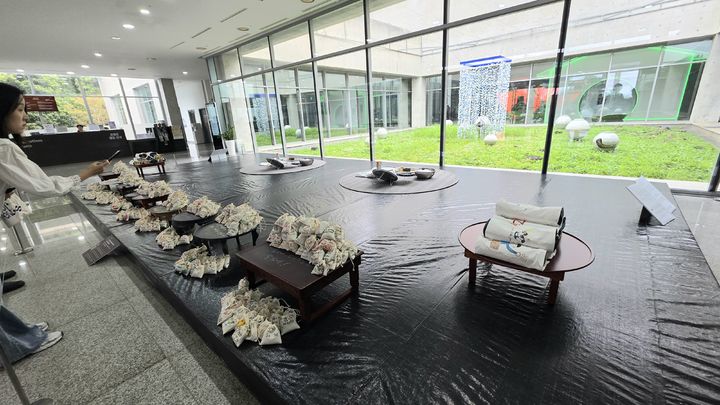 [사진=박현주 미술전문기자] 제주도립미술관 입구에ㅈ설치된 소원 품은 제주 푸른콩이 수북히 쌓여있다. *재판매 및 DB 금지