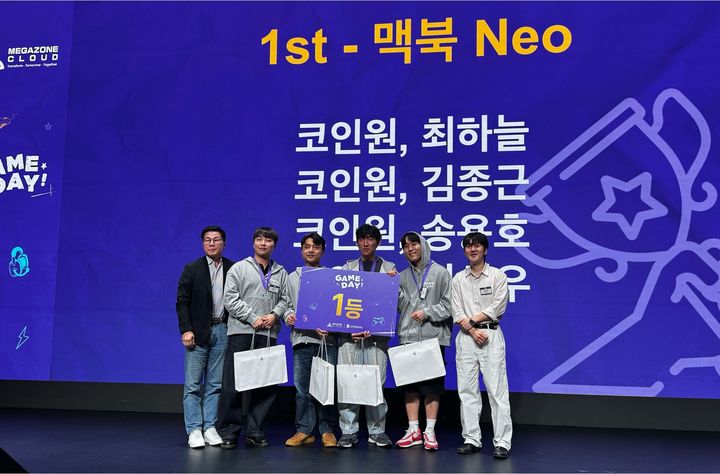 가상자산거래소 코인원이 메가존클라우드와 데이터독이 공동 주최한 실전형 장애 대응 체험 행사 '데이터독 게임 데이'에 참가해 우승했다. 사진은 행사 참가자들이 수상하는 모습(사진=코인원 제공) *재판매 및 DB 금지