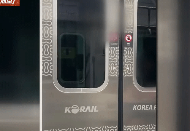 [서울=뉴시스]닫히는 스크린도어 사이에 몸을 밀어 넣고 끝까지 버틴 남성이 결국 열차에 올라탔다. (사진=JTBC '사건반장' 캡처) 2026.09.17 *재판매 및 DB 금지