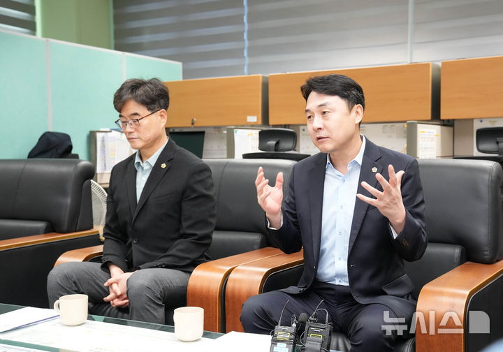 [전주=뉴시스] 김민수 기자= 한정수 전북자치도의회 예산결산특별위원장이 17일 도의회 기자실에서 2025회계연도 전북자치도 및 도교육청 결산예비비 지출 승인안과 2026년도 도교육청 교육비특별회계 제2회 추가경정예산안 등에 대한 심사 결과를 설명하고 있다. 2026.09.17 *재판매 및 DB 금지