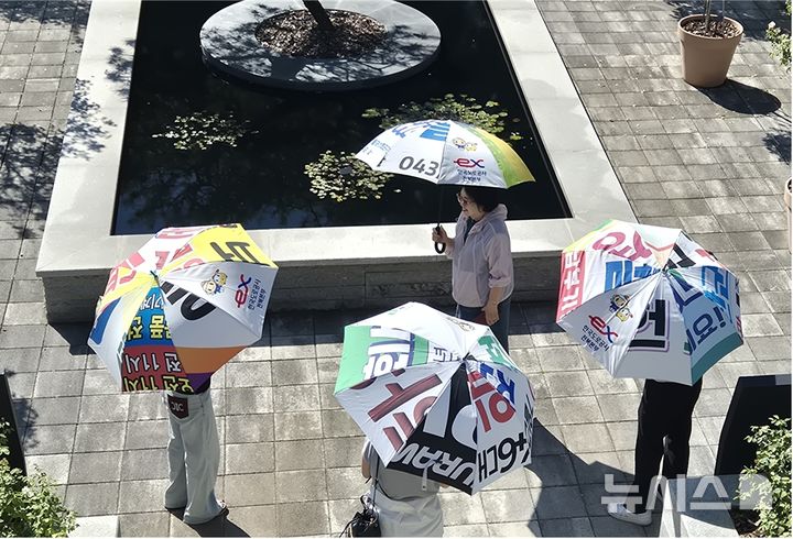[전주=뉴시스]윤난슬 기자 = 한국도로공사 전북본부는 추석을 앞두고 폐현수막을 재활용해 만든 'ex-양심우산'을 전주수목원과 전북지역 고속도로 영업소 30곳에 비치했다고 17일 밝혔다. (사진=도공 전북본부 제공) photo@newsis.com 