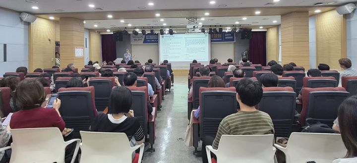[광명=뉴시스] 광명시가 16일 철산도서관 6층 강당에서 지역사회보장계획 수립을 위한 시민공청회를 진행하고 있다. (사진=광명시 제공) 2026.09.17. photo@newsis.com *재판매 및 DB 금지