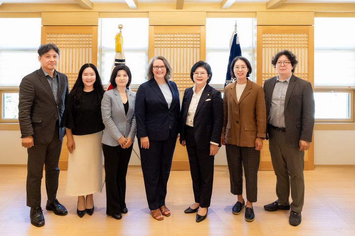 [서울=뉴시스] 숙명여자대학교와 주한독일상공회의소 관계자들이 기념촬영을 하고 있다. (사진=숙명여대 제공) 2026.09.17. photo@newsis.com&nbsp; *재판매 및 DB 금지