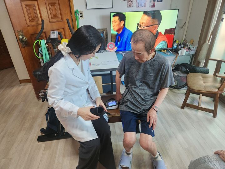 [밀양=뉴시스] 경남 밀양시 관계자가 협력병원 퇴원환자 가정을 방문해 건강용품 지원 및 건강 모니터링을 하고 있다. (사진=밀양시 제공) 2026.09.17. photo@newsis.com *재판매 및 DB 금지